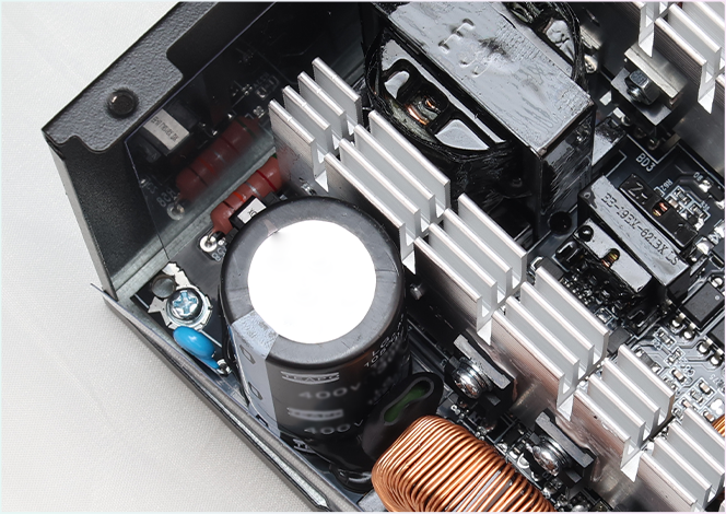 Inside the TY850: Taiwanese capacitors, aluminium heatsinks and dense soldering